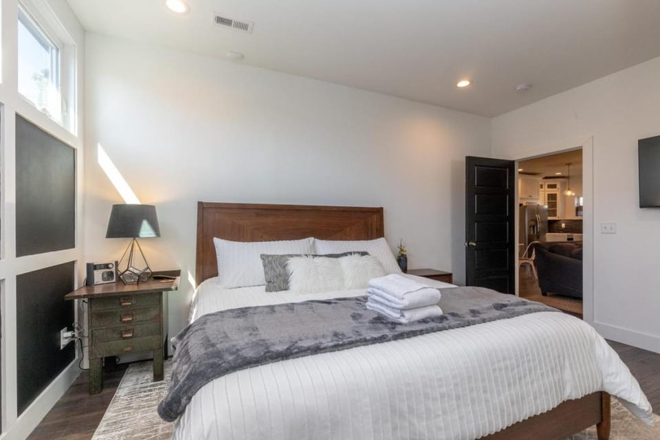 Broadway Breeze Escape Modern Nashville Comfort House in Nashville