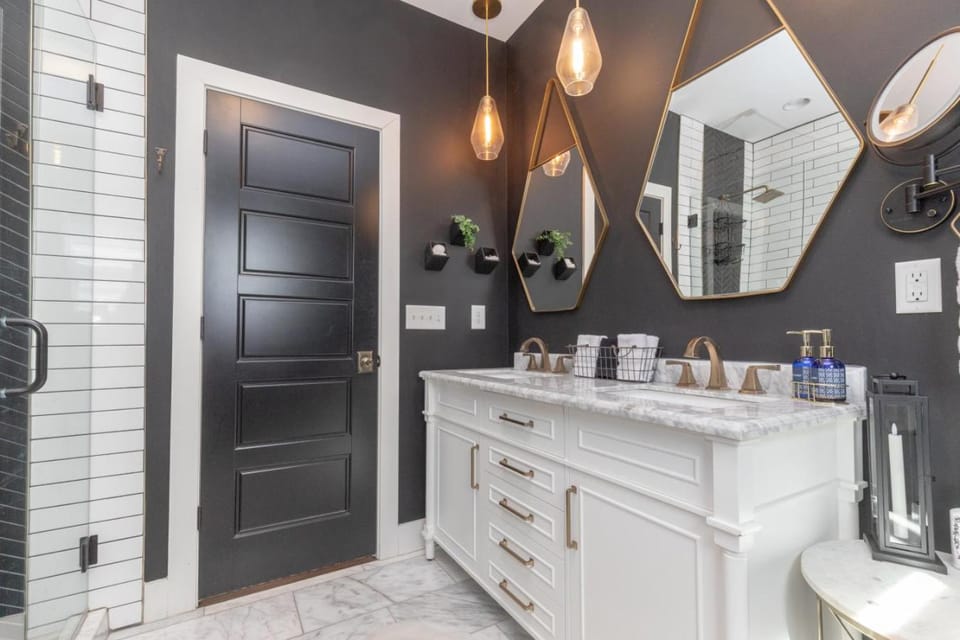Broadway Breeze Escape Modern Nashville Comfort House in Nashville