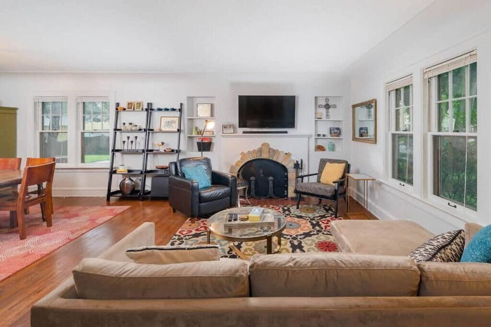 Family Brick House Charm - 4 br 3 bath House in Appleton