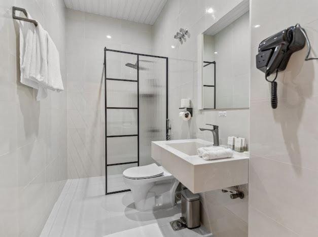 Shower, Toilet, Bathroom, bidet, towels