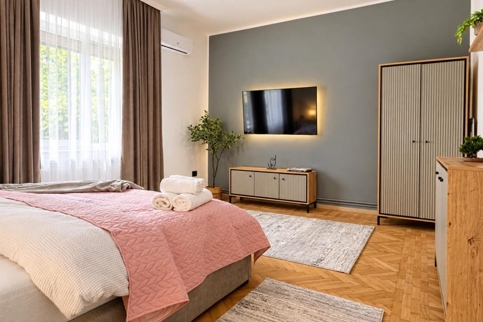 Bed, TV and multimedia, Bedroom, air conditioner