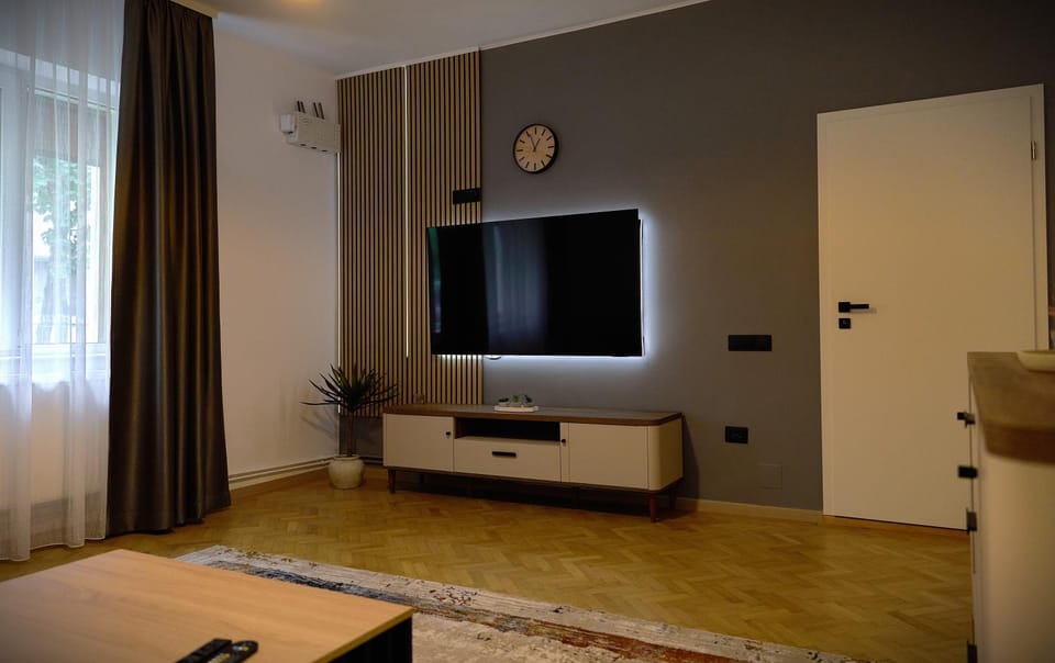 Communal lounge/ TV room, TV and multimedia, Living room, Seating area, Evening entertainment