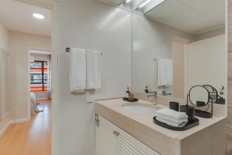 Bathroom, Decorative detail, towels