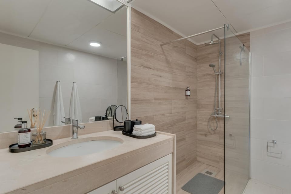 Shower, Bathroom, Decorative detail, towels