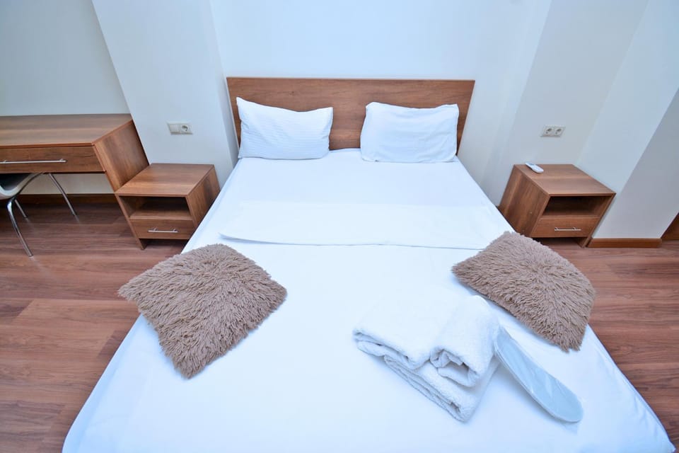 Bed, Bedroom, towels