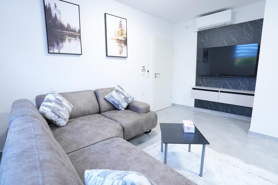 Communal lounge/ TV room, TV and multimedia, Living room, Seating area, Evening entertainment