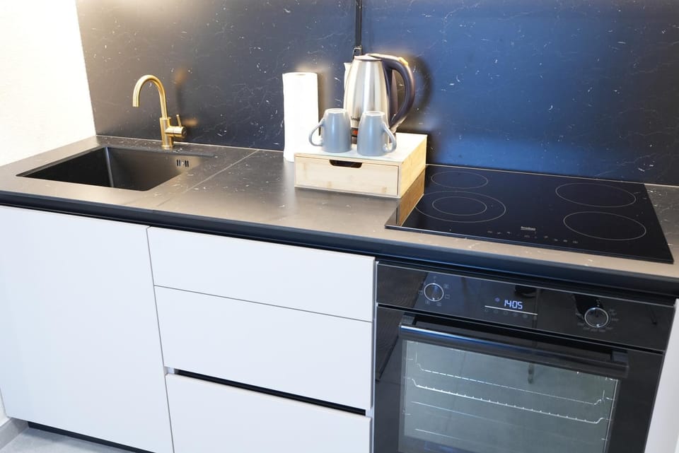 Coffee/tea facilities, oven, towels
