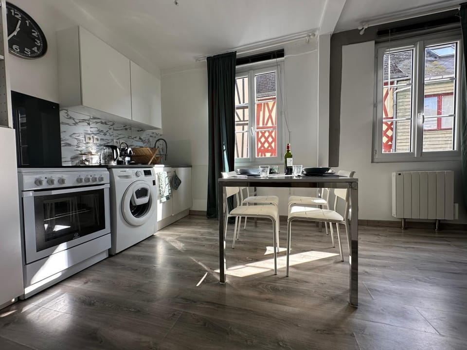 Kitchen or kitchenette, Dining area