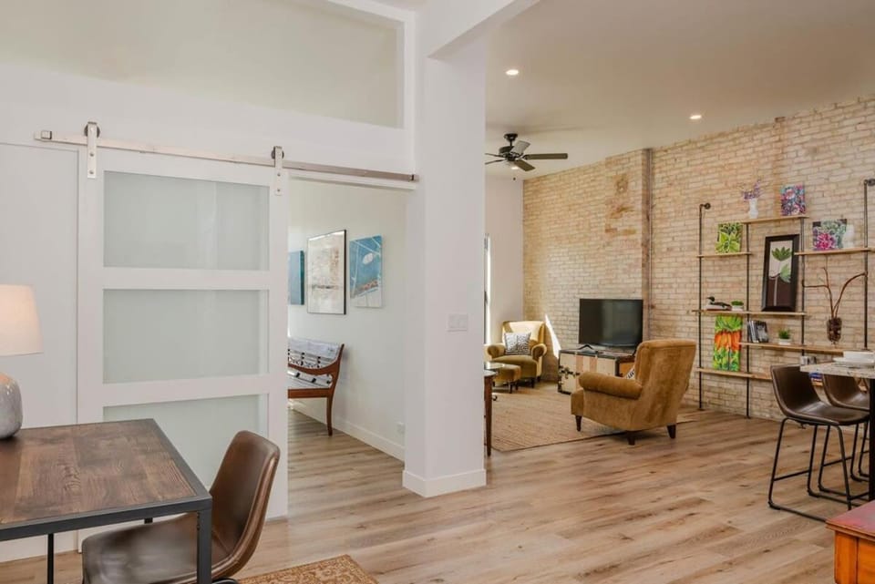 Luxury 1 Bedroom Downtown Neenah Flat Apartment in Neenah