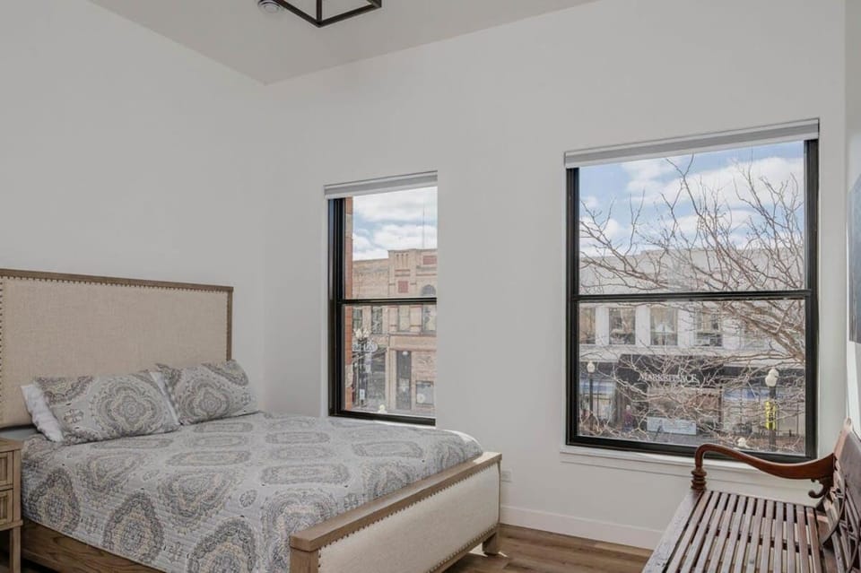 Luxury 1 Bedroom Downtown Neenah Flat Apartment in Neenah