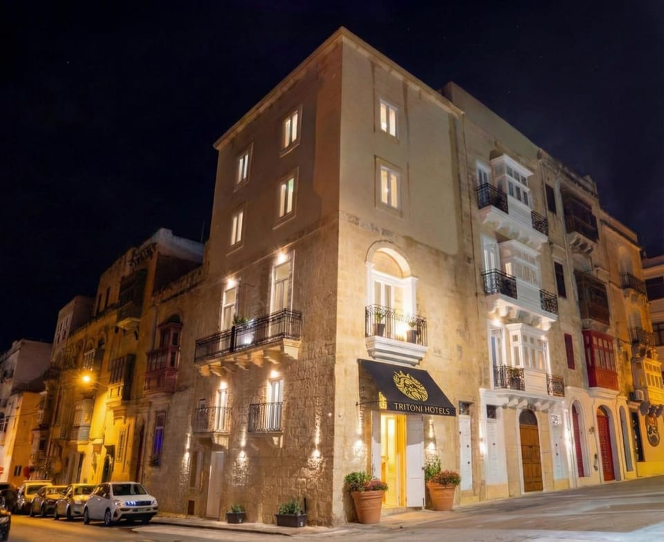 Property building, Night, Neighbourhood, City view, Street view, Location