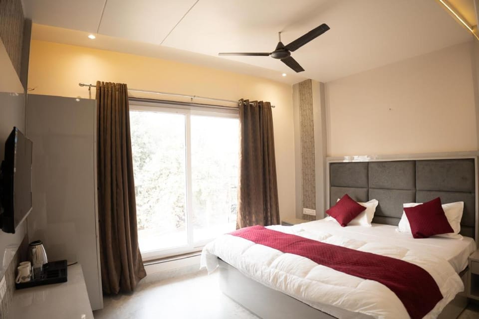 Bed, TV and multimedia, Bedroom