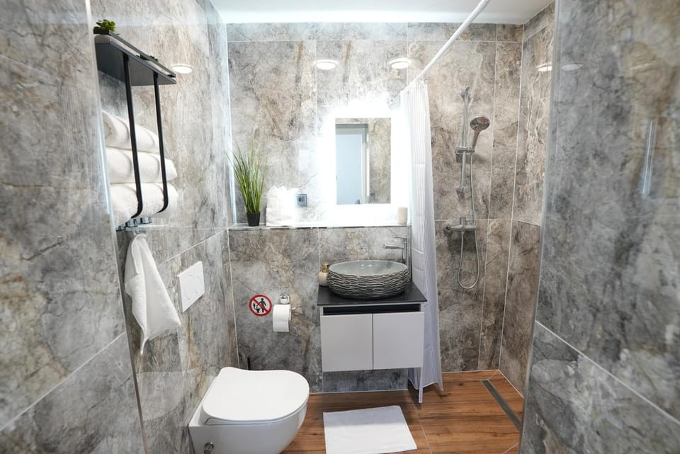 Shower, Toilet, Bathroom, towels