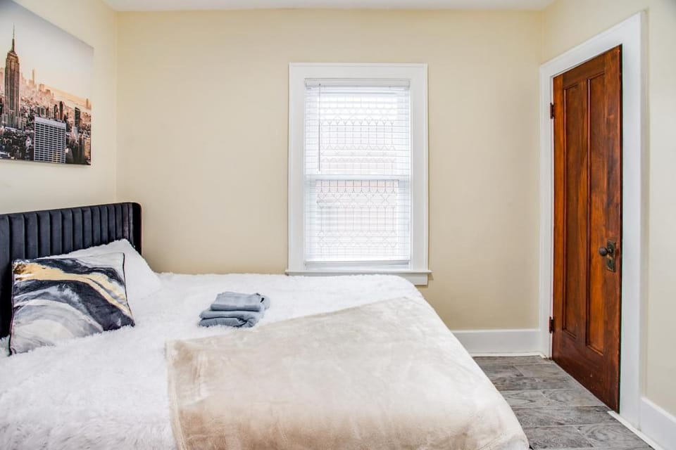 New 3 bedroom Home by, UofR, RIT, Strong, Airport Apartment in Brighton