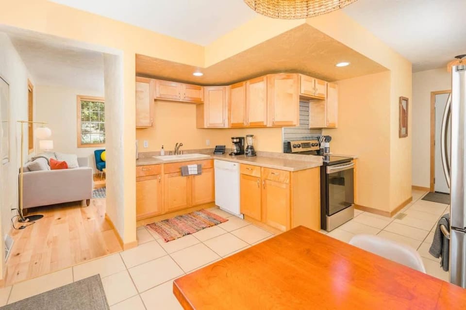 Downtown 2BR Home - Lawrence University College Ave House in Appleton