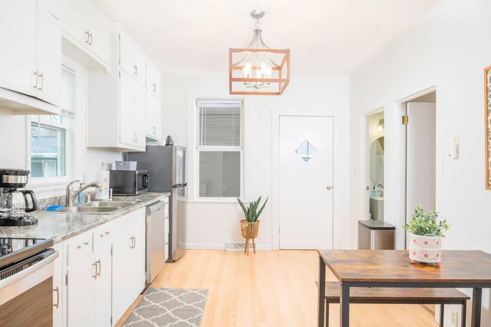 Downtown 2 Bedroom Home - Office House in Oshkosh