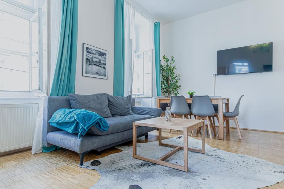 TV and multimedia, Seating area, Dining area