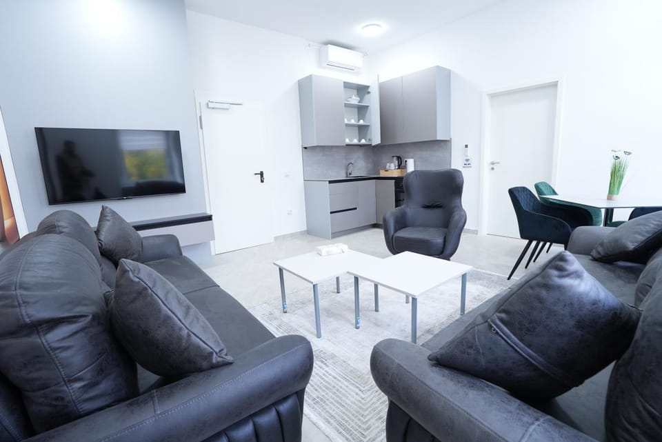 Communal lounge/ TV room, TV and multimedia, Living room, Seating area, Dining area, Evening entertainment, oven