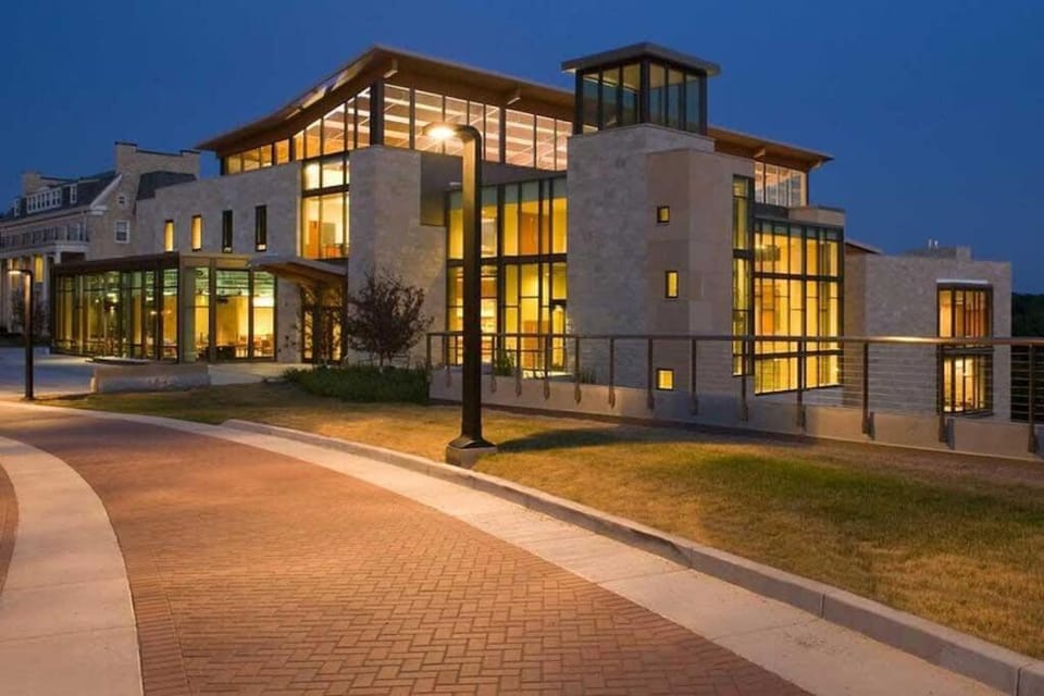 Downtown Lawrence University - Edge of Campus Perfect for Families House in Appleton