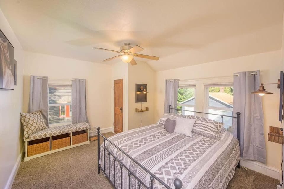 Downtown Lawrence University - Edge of Campus Perfect for Families House in Appleton
