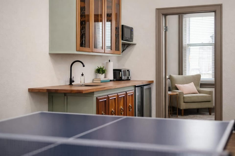 Large Luxury Downtown Loft - Walk to Everything Free Parking Apartment in Oshkosh