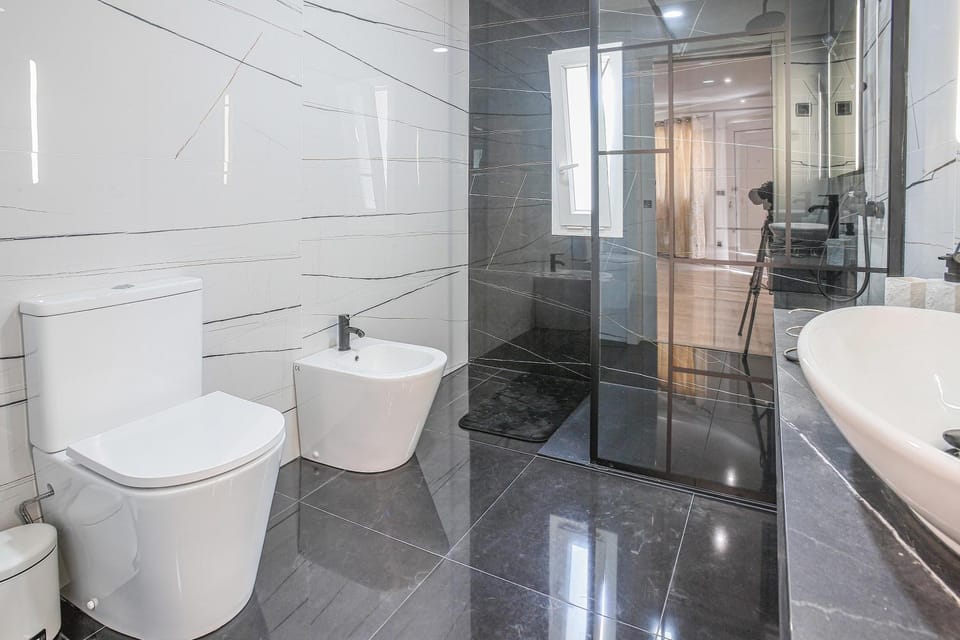 Shower, Toilet