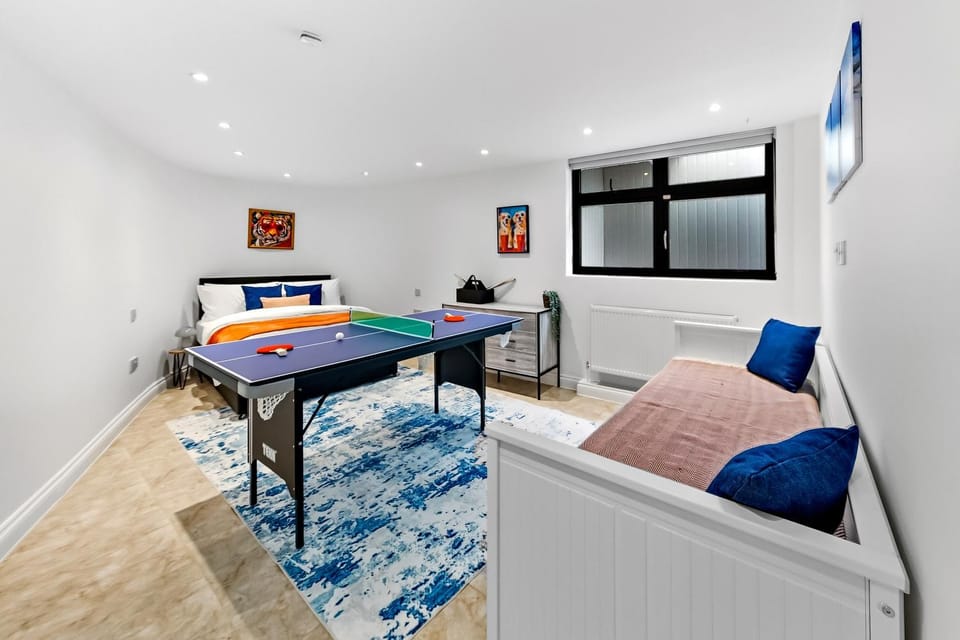 Bed, Photo of the whole room, Seating area, Bedroom, heating, heating, internet, internet