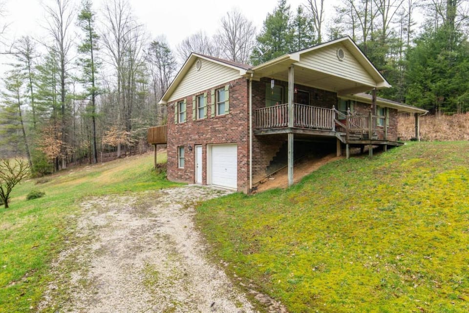 Hot Tub & WiFi -Carrie's Cottage - Red River Gorge House in Kentucky
