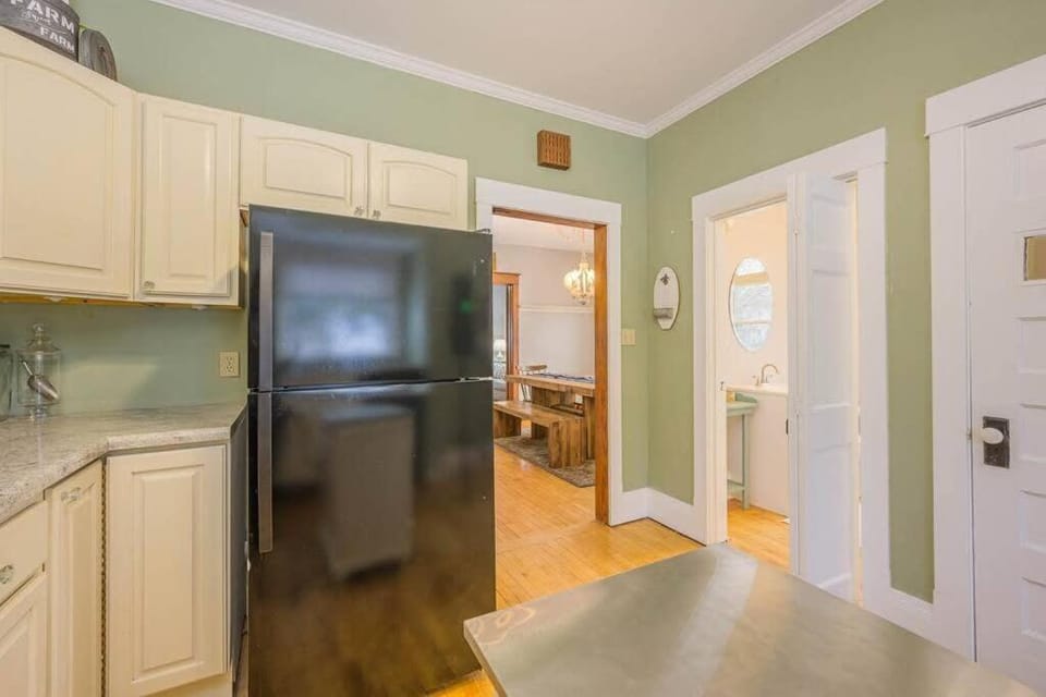 Spacious Downtown Character Home - 4 bedroom 3 bath Lawrence University College Ave House in Appleton