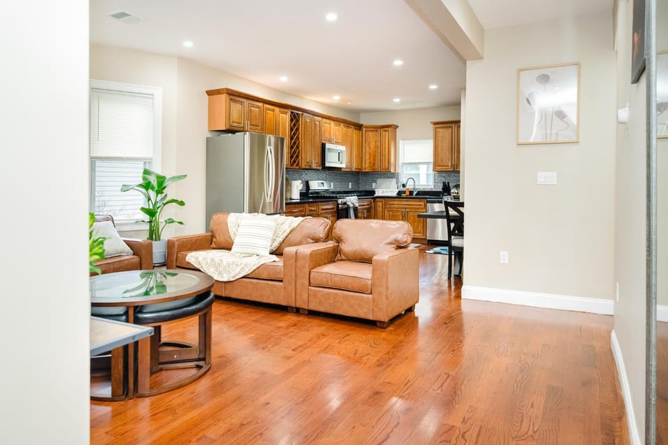 Generous 6BR Milton Getaway - Pet-Friendly Near I-93 & Blue Hills 172 Apartment in Milton