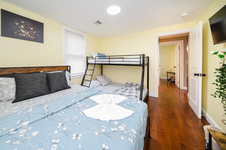 Generous 6BR Milton Getaway - Pet-Friendly Near I-93 & Blue Hills 172 Apartment in Milton