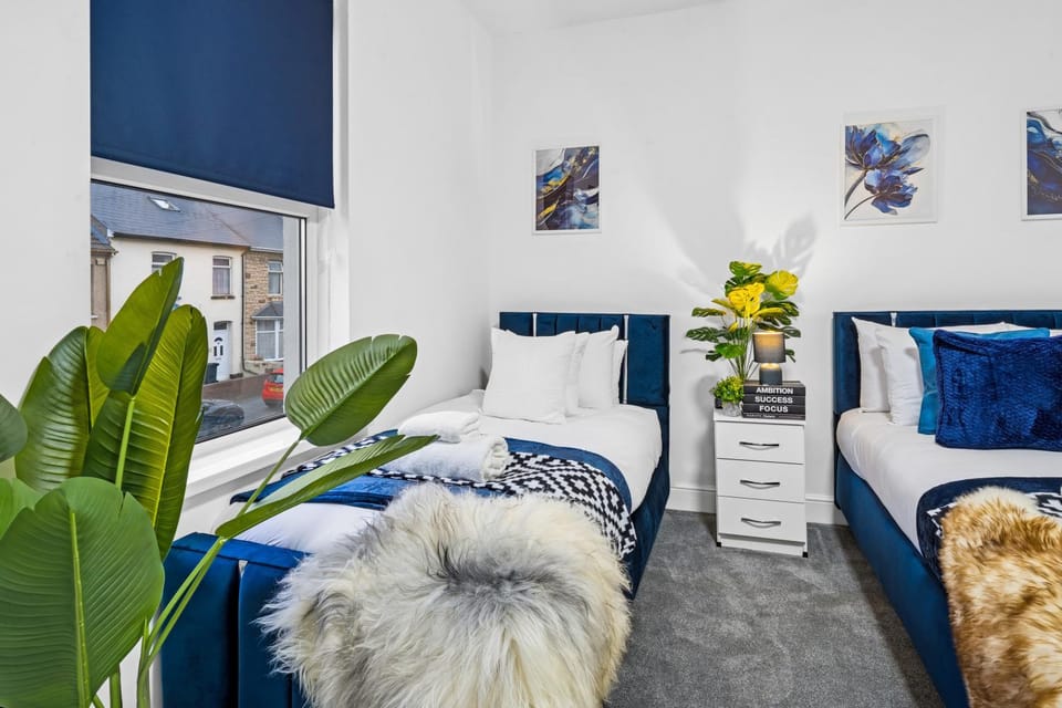Deja Two Luxe 4BR House By AltoLuxo Short Lets & Serviced Accommodation With Free WiFi & Parking Apartment in Newport