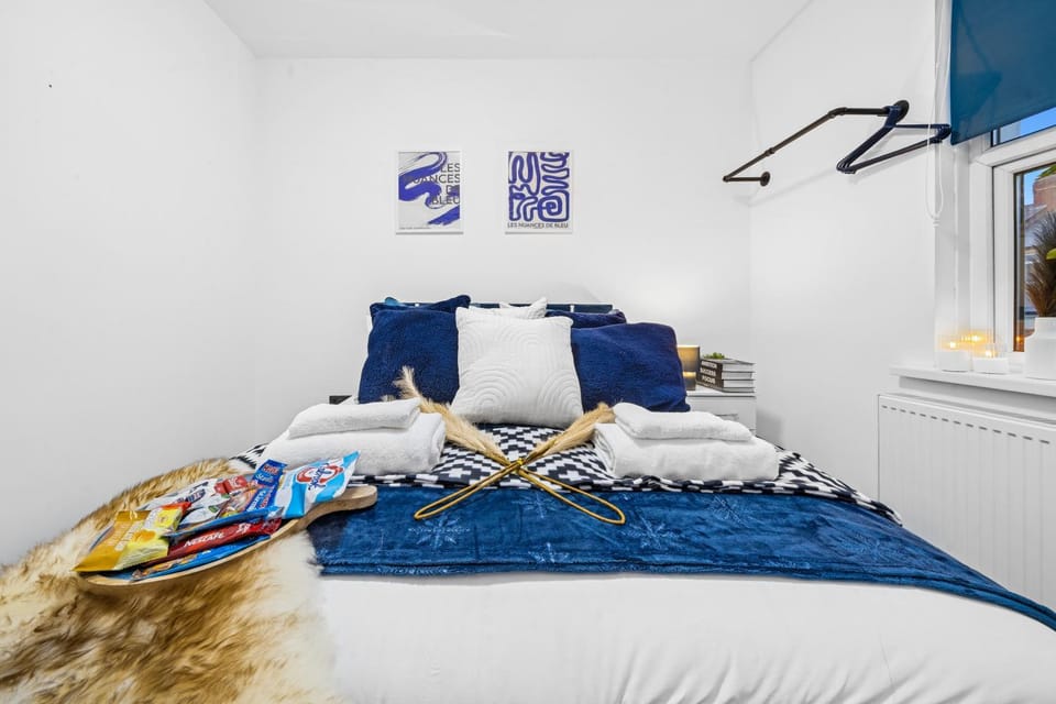 Deja Two Luxe 4BR House By AltoLuxo Short Lets & Serviced Accommodation With Free WiFi & Parking Apartment in Newport
