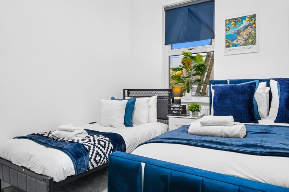 Deja Two Luxe 4BR House By AltoLuxo Short Lets & Serviced Accommodation With Free WiFi & Parking Apartment in Newport