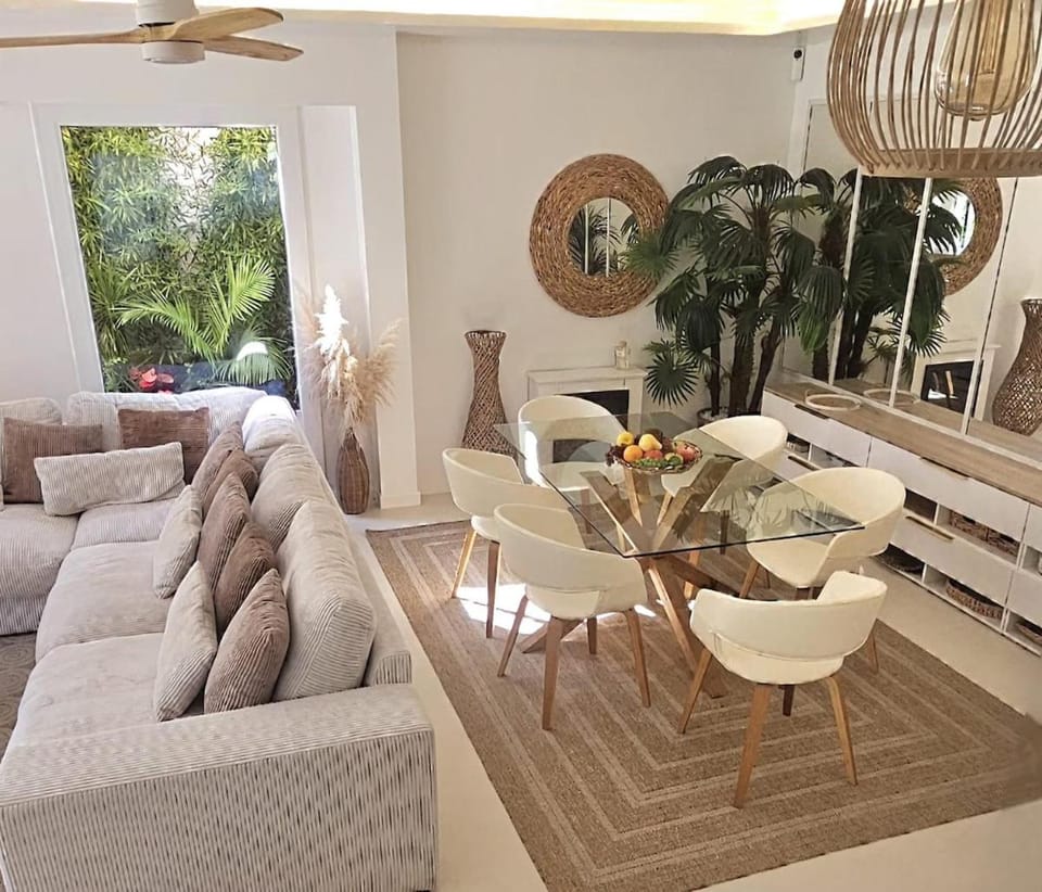 Living room, Seating area, Dining area
