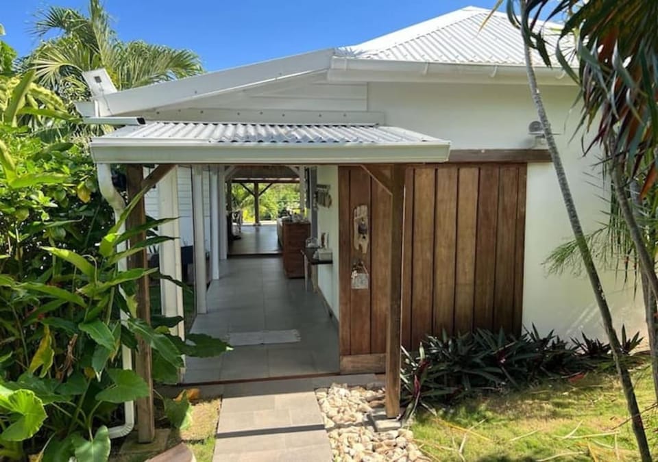 Property building, Patio, Facade/entrance, Garden