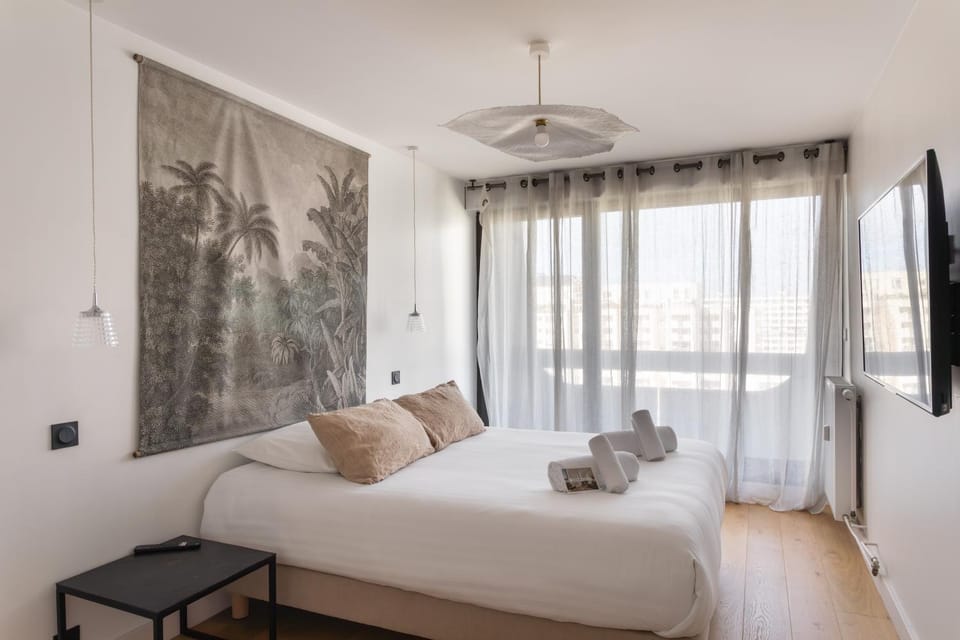 Photo of the whole room, Bedroom