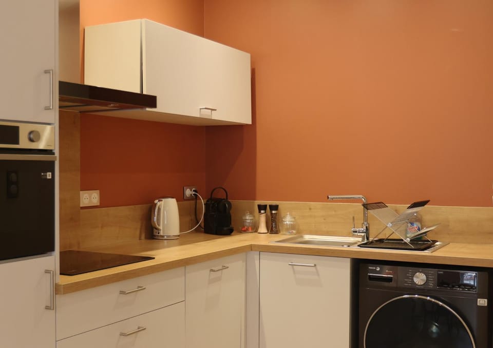 Coffee/tea facilities, Kitchen or kitchenette, dishwasher, oven, stove, toaster, washing machine, dryer