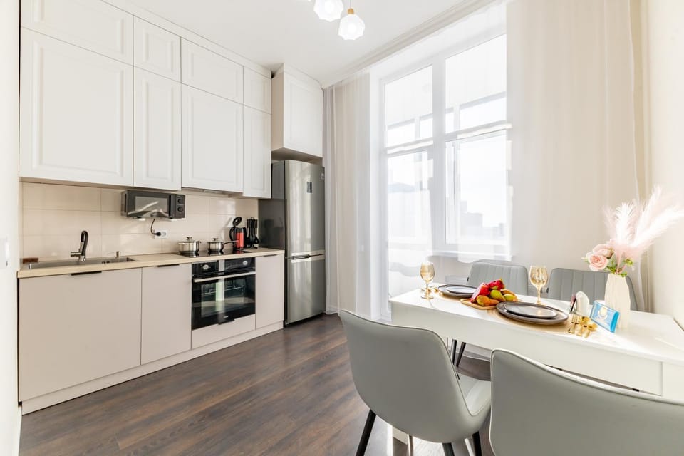 Coffee/tea facilities, Kitchen or kitchenette, Dining area, oven, stove