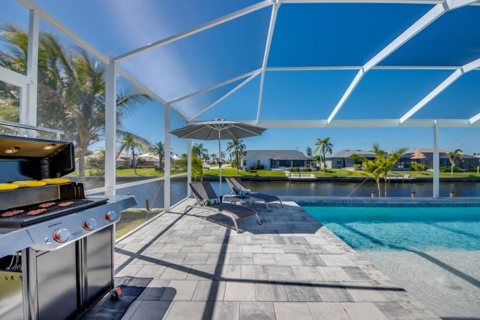 CoralVilla Summer Feeling - modern & new, with pool, spa, Kajaks, gulf access House in Cape Coral