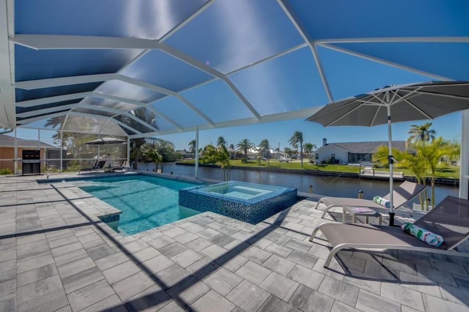 CoralVilla Summer Feeling - modern & new, with pool, spa, Kajaks, gulf access House in Cape Coral