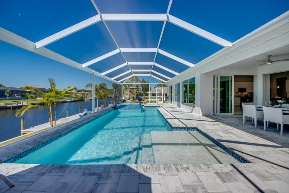 CoralVilla Summer Feeling - modern & new, with pool, spa, Kajaks, gulf access House in Cape Coral