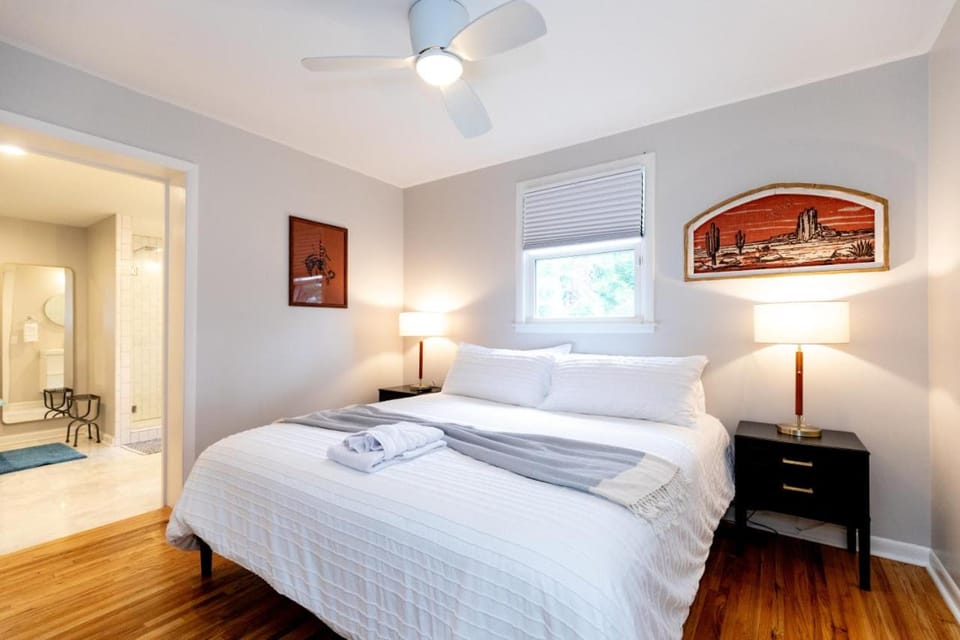 Casa Azul King Beds Close to Broadway HOT Tub House in East Nashville