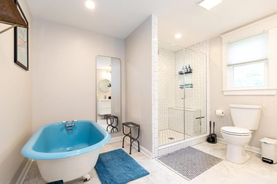 Casa Azul King Beds Close to Broadway HOT Tub House in East Nashville