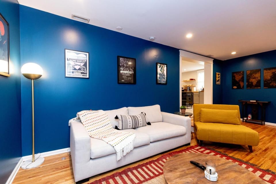 Casa Azul King Beds Close to Broadway HOT Tub House in East Nashville