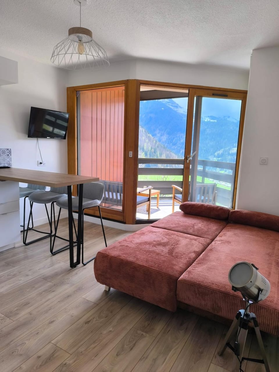 Bed, Seating area, Dining area
