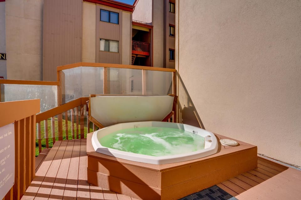 Ski Copper Mountain! Alpine-Chic Condo w/ Hot Tub House in Copper Mountain