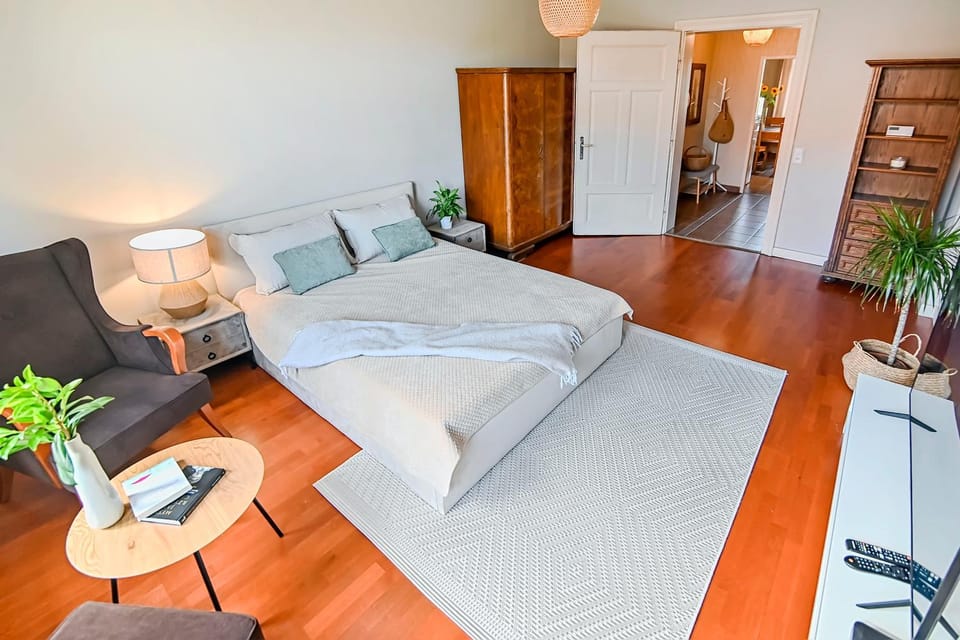 Bed, TV and multimedia, Living room, Photo of the whole room, Seating area, Bedroom, wardrobe