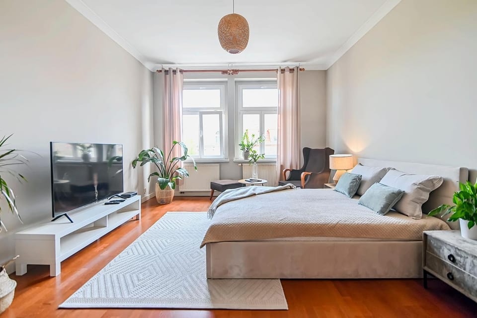 Communal lounge/ TV room, Bed, TV and multimedia, Living room, Photo of the whole room, Seating area, Bedroom
