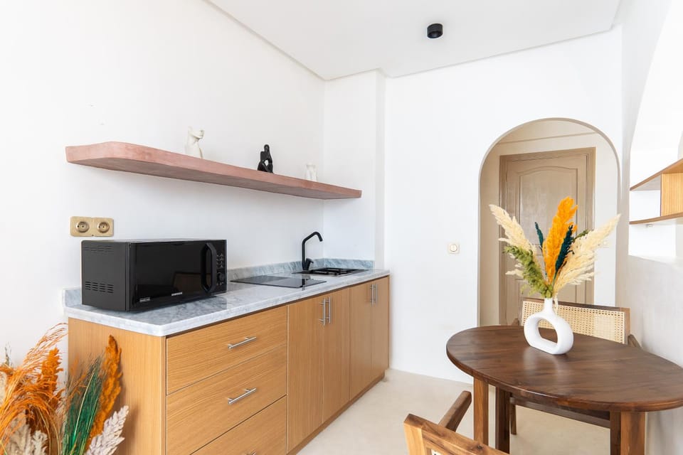 Kitchen or kitchenette, minibar